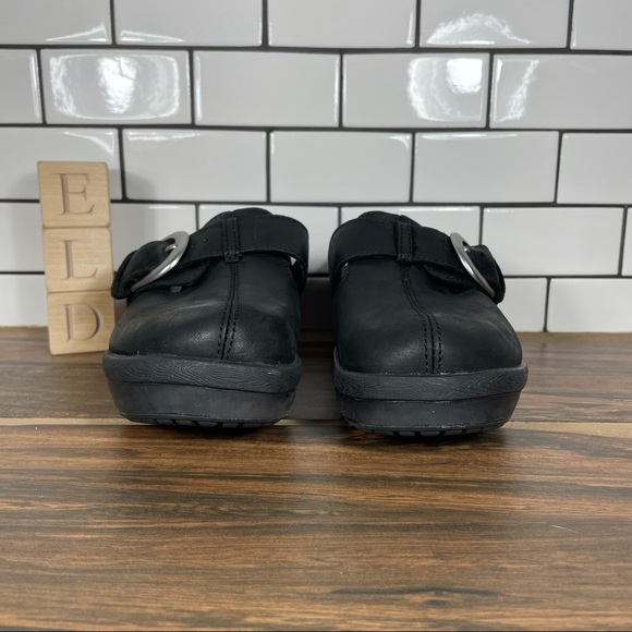 CROCS Cobbler Buckle Black Leather Cushioned Clogs - Picture 2 of 13